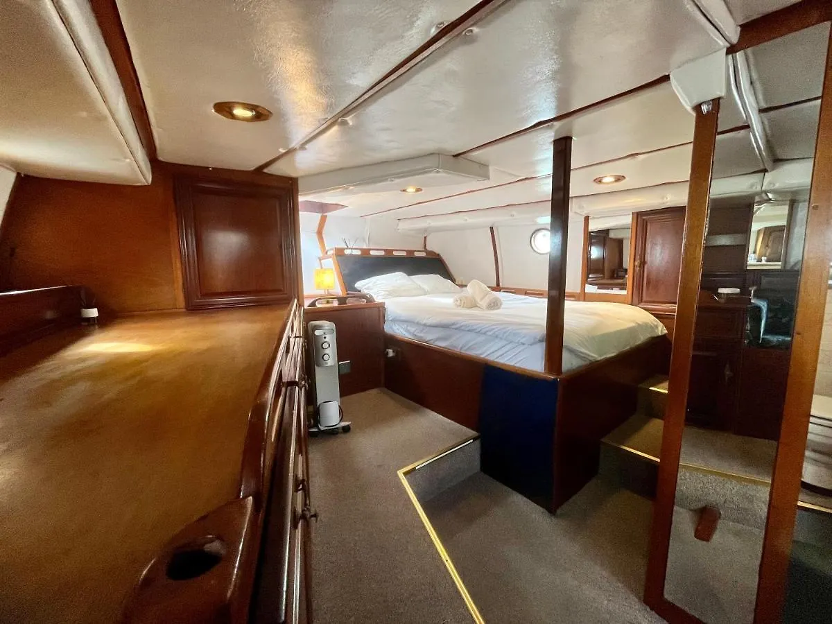 Botel Salidas En Barco Hotel Premia De Mar Spain